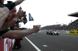 Car_No_7_crosses_the_finish_line